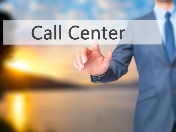 Call Center - Businessman main appuyant sur le bouton sur l'écran tactile i
 - Photo, image