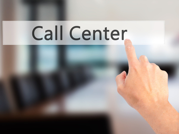 Call Center - Appuyer à la main sur un bouton sur un fond flou conce
 - Photo, image