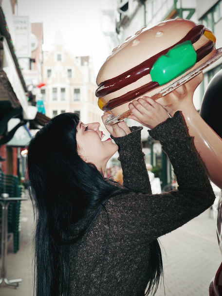 жінка кусає у гігантський бургер
 - Фото, зображення