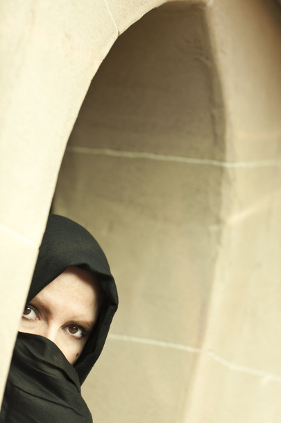 opatrné islámské žena v podokně okna nošení burky nebo niqáb - Fotografie, Obrázek