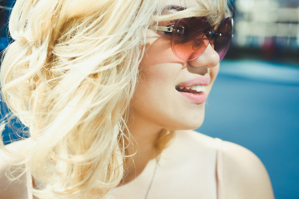 Beautiful young blonde girl posing on city street  - Valokuva, kuva