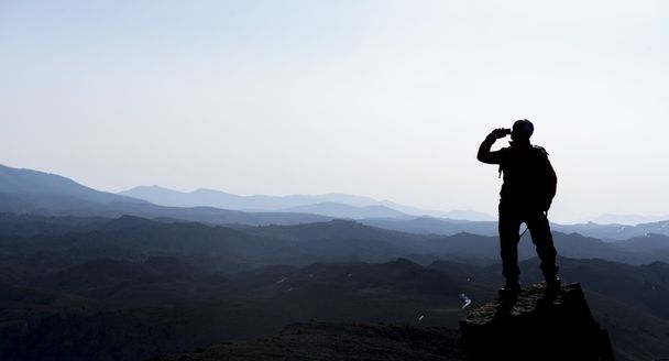 dağlarda telefon üzerinden iletişim - Fotoğraf, Görsel