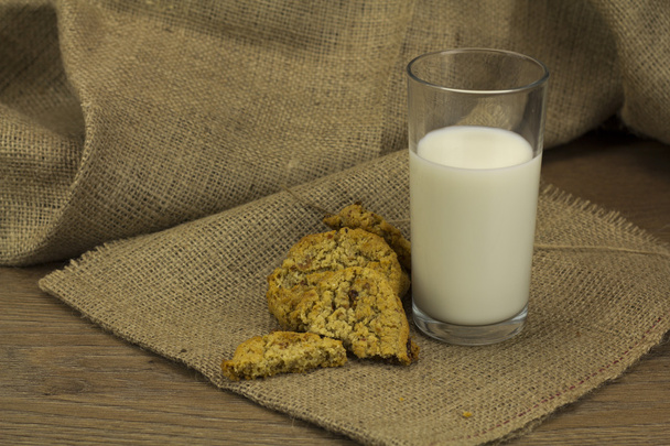 クッキーや素朴な背景にミルク - 写真・画像