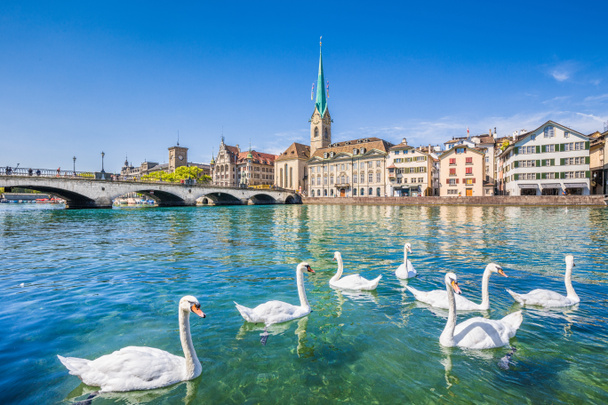 Ciudad histórica de Zurich con el río Limmat, Suiza
 - Foto, imagen