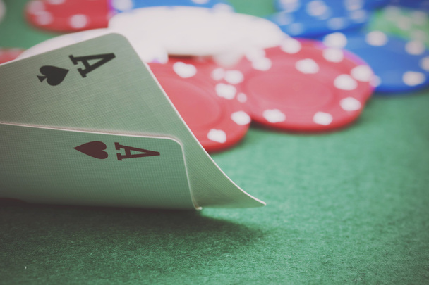 Fichas de póquer y cartas en una mesa verde
 - Foto, imagen