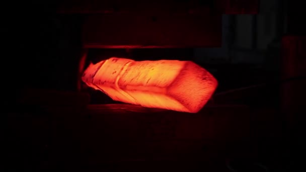 Суцільне різання гарячого металу
 - Кадри, відео