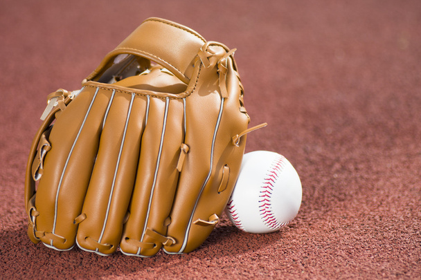 baseball glove and ball - Фото, зображення