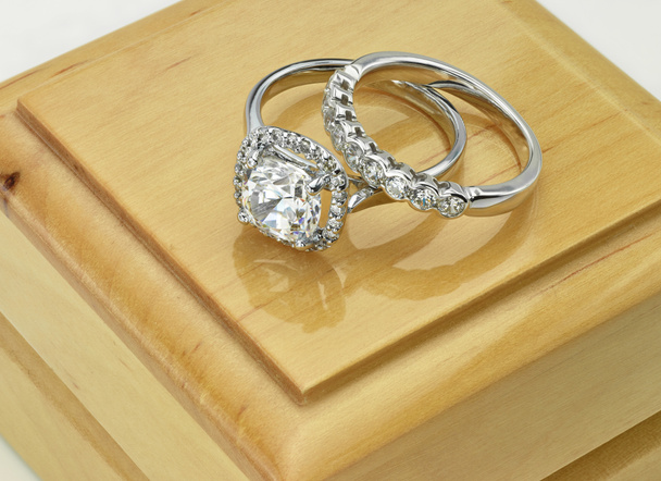 Diamond paar ringen Vintage kussen gesneden Halo Diamond Ring met diamant trouwring op hout Ring Box - Foto, afbeelding