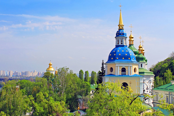 Nézd Vydubychi kolostor, bal partján, a Dnipro-folyó és a modern város, Kijev, Ukrajna - Fotó, kép