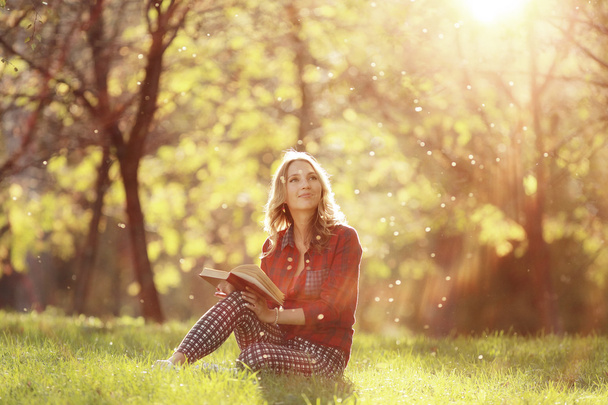 Young girl in a sunny park - Fotografie, Obrázek