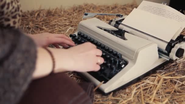 Kobieta, pisania na maszynie do pisania z bliska - Materiał filmowy, wideo