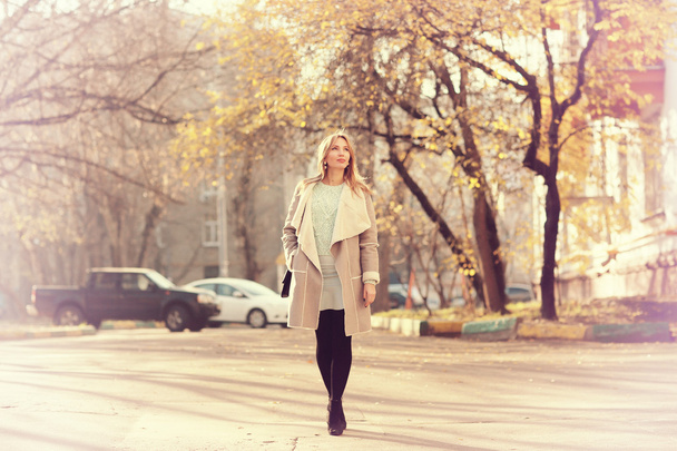 Young beautiful girl walking in city - Foto, imagen