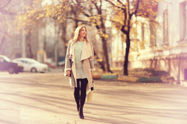 Young beautiful girl walking in city - Foto, Imagen