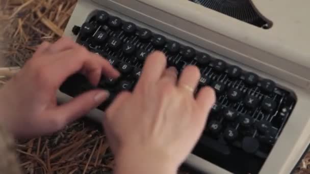 Nainen kirjoittaa kirjoituskoneen lähikuva
 - Materiaali, video