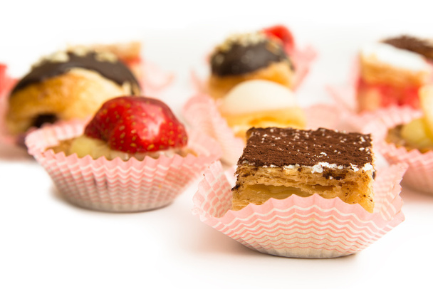 Ποικιλία διαφόρων γλυκισμάτων που απομονώνονται σε λευκό φόντο - Φωτογραφία, εικόνα