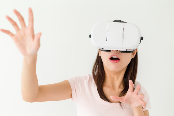 жінка використовує пристрій VR
 - Фото, зображення