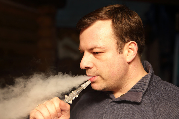 Man smoking hookah - Foto, afbeelding