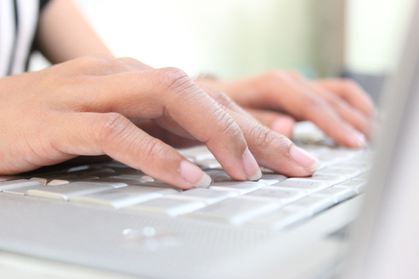 пальцы на клавиатуре ноутбука
 - Фото, изображение