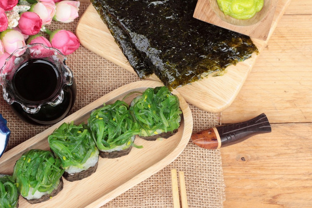 Sushi-Rolle und Algensalat sind köstlich. - Foto, Bild