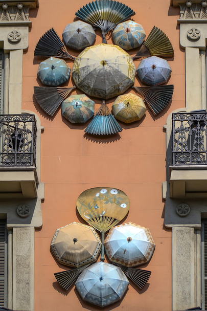 Dom z parasolami, Barcelona, Katalonia, Hiszpania. - Zdjęcie, obraz