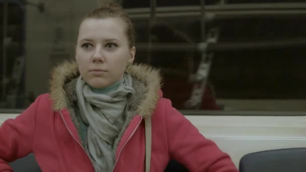 Ein Mädchen fährt mit dem Zug zur Arbeit - Filmmaterial, Video