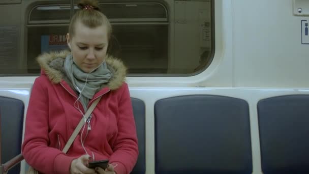 Mädchen hört Musik in der U-Bahn - Filmmaterial, Video