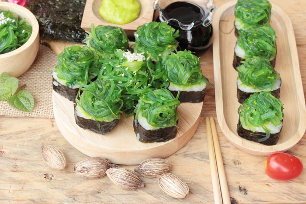 La salade de sushis et d'algues est délicieuse
. - Photo, image
