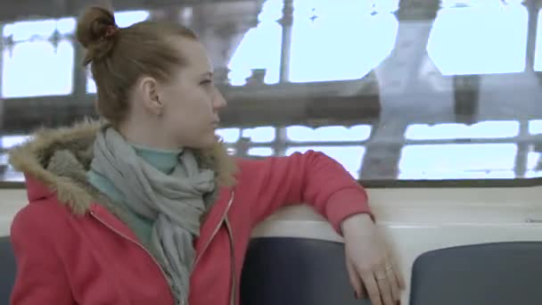 das Mädchen blickt aus dem Fenster der U-Bahn - Filmmaterial, Video