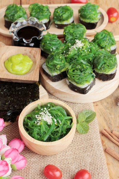 Sushi roll e insalata di alghe è delizioso
. - Foto, immagini