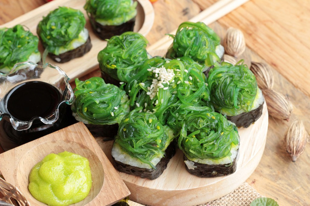 Sushi roll e insalata di alghe è delizioso
. - Foto, immagini