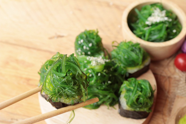 Sushi roll és a tengeri alga salátát is finom. - Fotó, kép