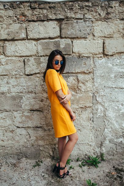 Aantrekkelijke mode vrouw in gele jurk - Foto, afbeelding