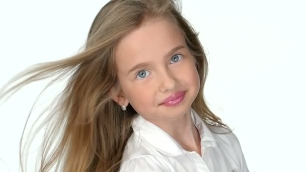 10 代の少女金髪笑顔と白い背景、スローモーションでポーズ - 映像、動画