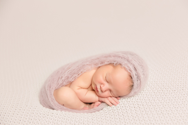 Schattige mooie pasgeboren babymeisje - Foto, afbeelding