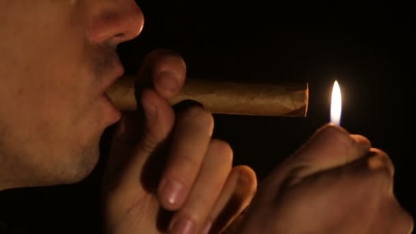 Mann zündet sich Zigarre an - Filmmaterial, Video
