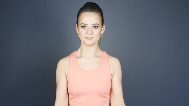 A súlyzók slowmotion fitness lány - Felvétel, videó