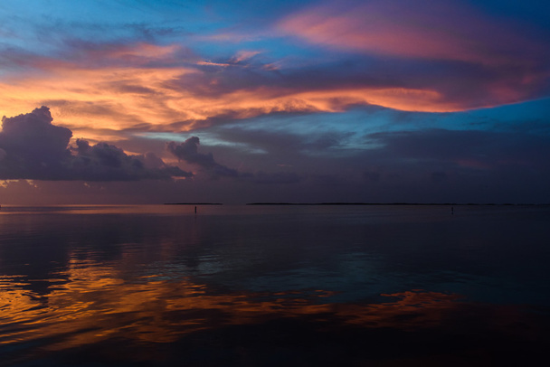 Pôr do sol na localização à beira-mar tropical
  - Foto, Imagem