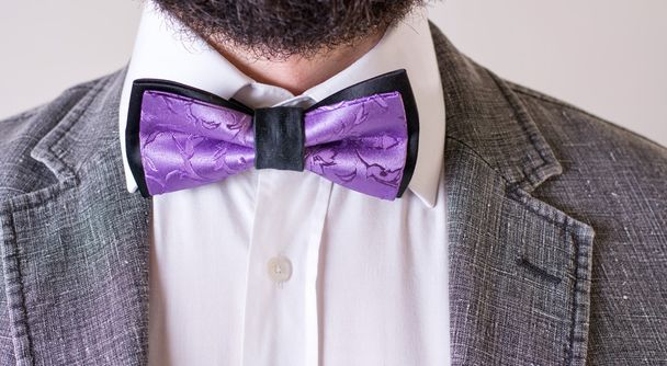 Homem barbudo de terno e gravata borboleta
 - Foto, Imagem