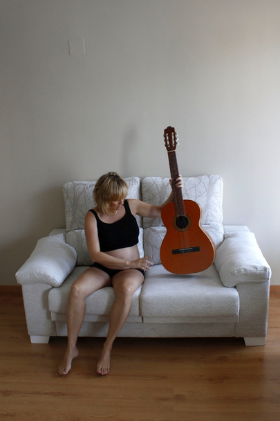 mujer tomando una guitarra
 - Foto, Imagen