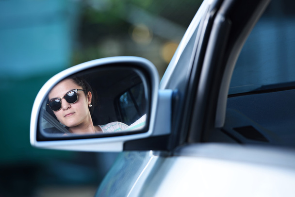 bestuurder van de vrouw in de spiegel - Foto, afbeelding