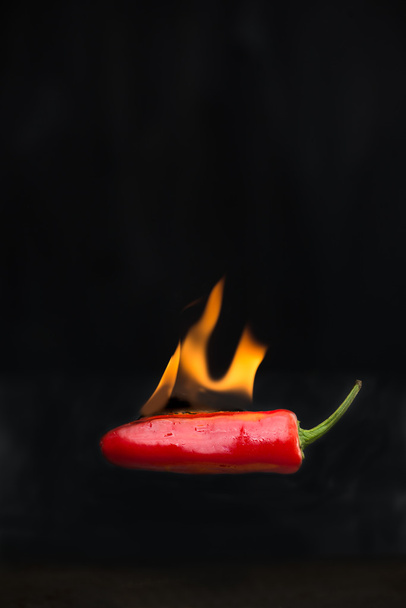 Punainen kuuma chili pippuri tulessa
 - Valokuva, kuva