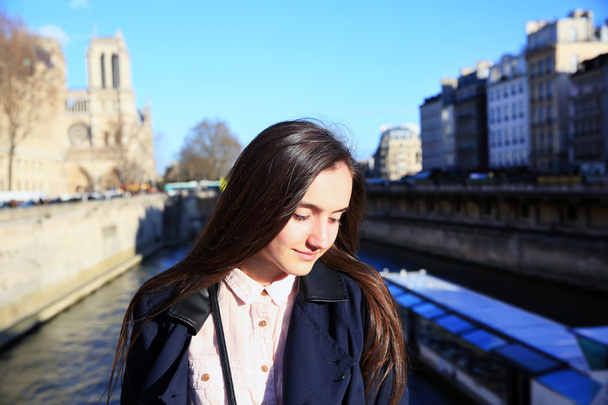 Насолоджуйтесь гарна дівчина в Парижі - Фото, зображення
