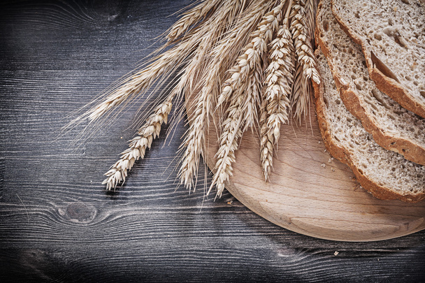 Sliced bread and wheat rye ears - Фото, зображення