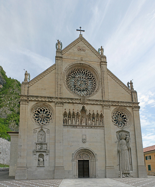 Cathédrale de Gemona reconstruite après le tremblement de terre
 - Photo, image