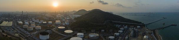 vue aérienne du stockage des réservoirs de raffinerie de pétrole en pétrochimie lourde
  - Photo, image