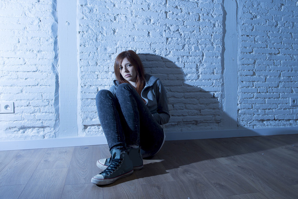 nastolatka dziewczyny lub młoda kobieta uczucie smutny i przestraszony szuka ogarnia i depresji - Zdjęcie, obraz