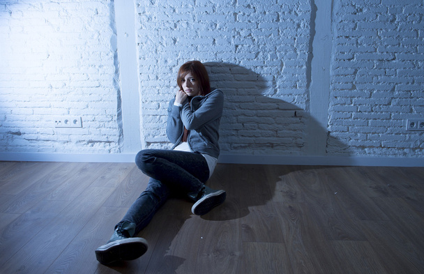 κορίτσι έφηβος ή νεαρή γυναίκα αίσθημα λυπημένος και φοβισμένη αναζητούν συγκλονισμένοι και κατάθλιψη - Φωτογραφία, εικόνα