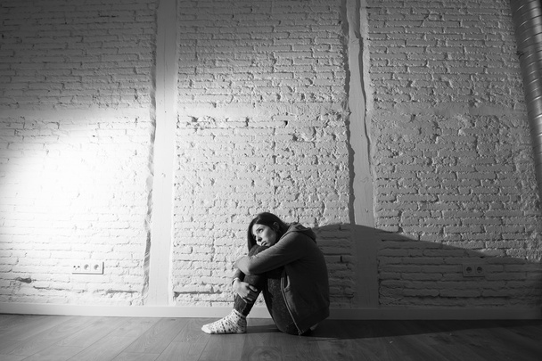 девочка-подросток или молодая женщина, чувствующая грусть и страх, выглядящие подавленными и подавленными
 - Фото, изображение