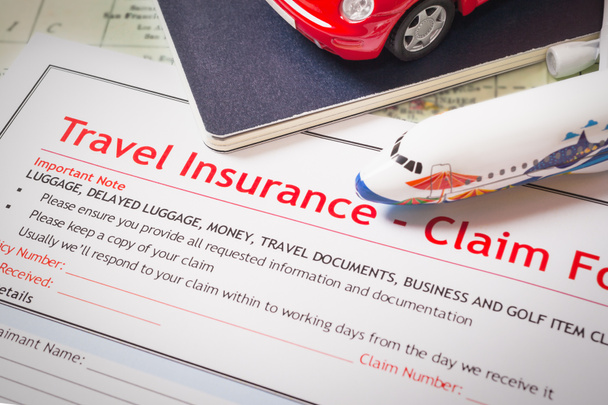 Formulaire de demande de règlement d'assurance voyage sur la table, les affaires et r
 - Photo, image