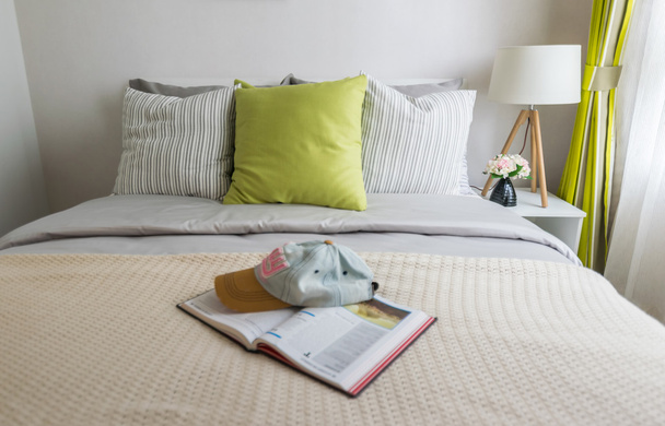 modern bedroom with green pillow on bed - Valokuva, kuva